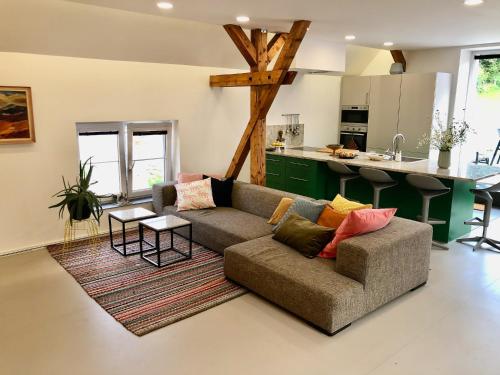 a living room with a couch and a kitchen at Fox in HoÅ¡Å¥ka