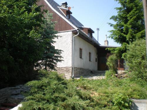 a man standing on the roof of a house at Chalupa u Matúšů Jeseníky in Dolní Moravice