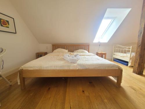 um quarto com uma cama grande num sótão em Landhaus Hoisdorf em Hoisdorf