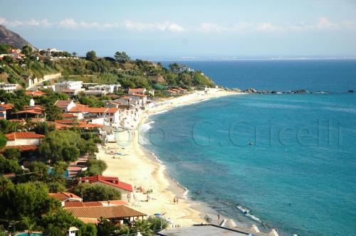 a view of a beach with houses and the ocean at Appartamento Terry - Casa vacanze in Capo Vaticano