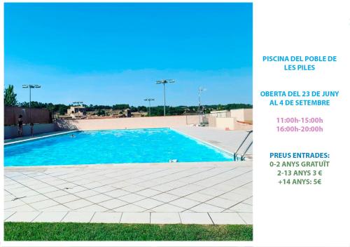 The swimming pool at or close to Vive la vida rural: Alojamiento en Les Piles. NIU RURAL, S.L.