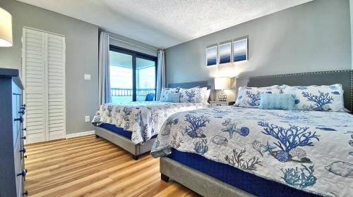 een slaapkamer met 2 bedden en een raam bij Arie Dam 201 in St Pete Beach