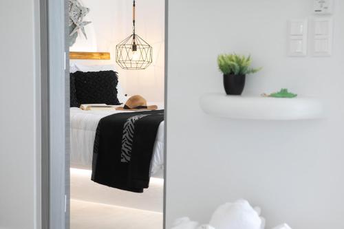 1 dormitorio con 1 cama con manta blanca y negra en Villa Oceana, en Mikri Vigla