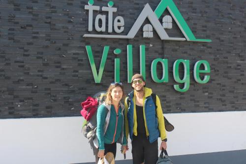 Επισκέπτες που μένουν στο TaTe Village