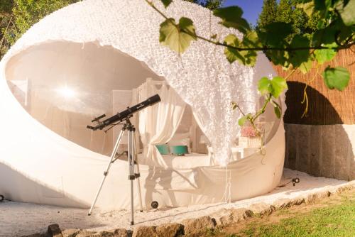 un observatorio con un telescopio delante de él en Burbujas Astronómicas Albarari Sanxenxo, en Sanxenxo