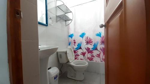 La salle de bains est pourvue de toilettes et d'un lavabo. dans l'établissement AYPA Hostal, à Trujillo