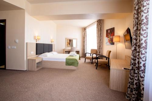 
Un pat sau paturi într-o cameră la Hotel Bueno
