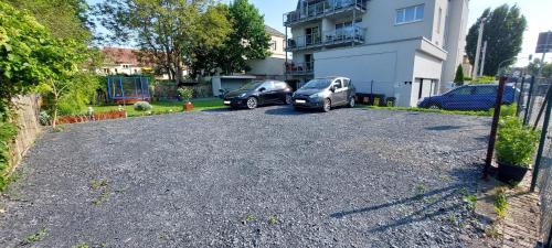 two cars parked in a driveway next to a building at Appartements am Schillergarten in Dresden