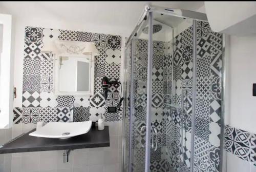 y baño con lavabo y ducha. en Villa Giuseppina, en Meta