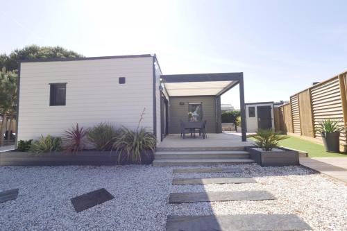 Sur la cote dans un village de chalets avec piscine
