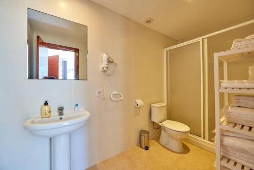 Ένα μπάνιο στο Nura Houses Duplex Magaluf 3