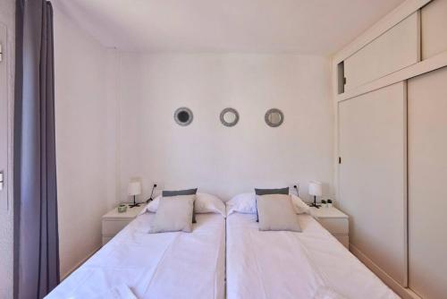 Ένα ή περισσότερα κρεβάτια σε δωμάτιο στο Nura Houses Magaluf Duplex 2