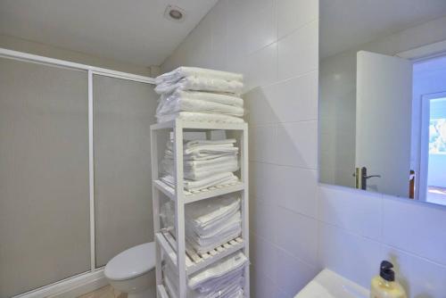 Kamar mandi di Nura Houses Duplex Magaluf 2