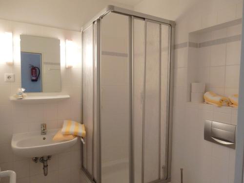 プレローにあるResi C5のバスルーム(シャワー、シンク付)