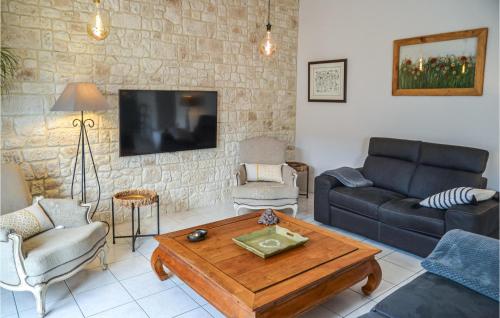 un salon avec un canapé et une table basse dans l'établissement 3 Bedroom Stunning Home In Colombiers, à Colombiers