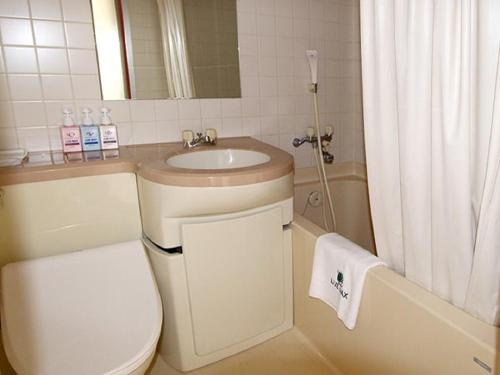 HOTEL LiVEMAX Osaka Namba في أوساكا: حمام مع مرحاض ومغسلة