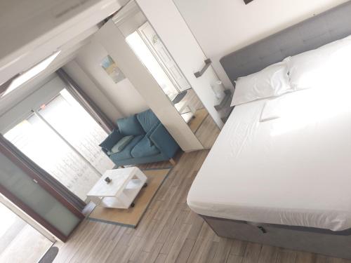 - une chambre avec un lit et une chaise dans l'établissement villa alex, à Toulouse