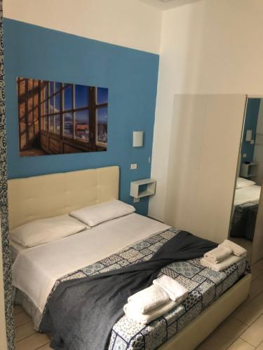 ナポリにあるDecumani Prestigeの青い壁のベッドルーム1室