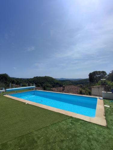 an image of a swimming pool in a yard at Provence Forcalquier Gîte du Paradis in Forcalquier