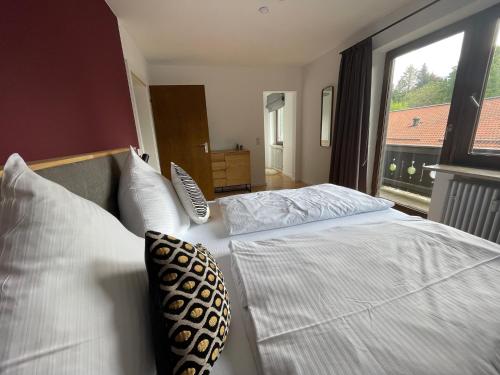 una camera da letto con due letti e una grande finestra di Ferienwohnung "Tegernsee-I" a Tegernsee