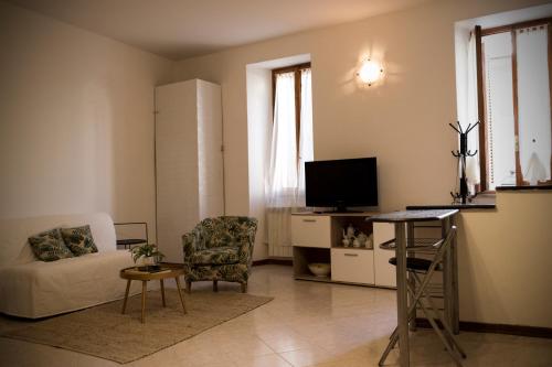 Una televisión o centro de entretenimiento en Casa Vacanze La Piazzetta - Cascata delle Marmore