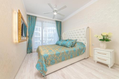 Un pat sau paturi într-o cameră la Harmony Suites Saint Vlas