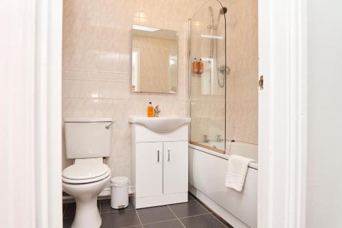 Un baño de The New Inn Hotel