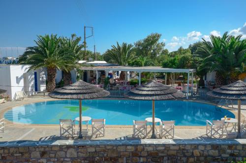 Bazén v ubytování Plaka Camping Naxos nebo v jeho okolí
