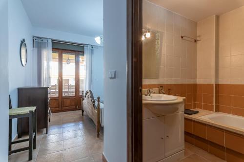 un baño con lavabo y bañera en Marina Esuri by Ĥ - Costa Esuri EEHM123P169, en Ayamonte