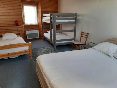 une chambre avec deux lits superposés et une échelle dans l'établissement Le Petit Michelet, à Granville