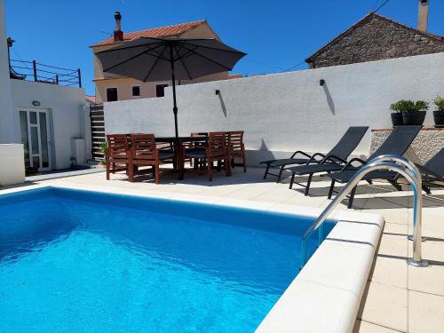 Bazén v ubytování House Kala N29 nebo v jeho okolí