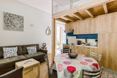 un salon avec une table et un canapé dans l'établissement MOANA - Petit cocon situé quartier République, à Nantes