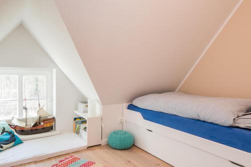Un pat sau paturi într-o cameră la Reetdachhaus Strandkoje Reetdachhaus Strandkoje