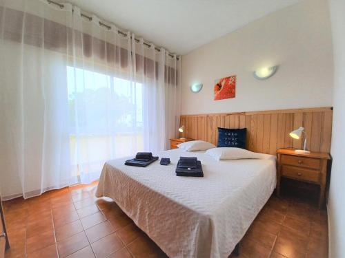 Кровать или кровати в номере Castelos Beach Apartment 1