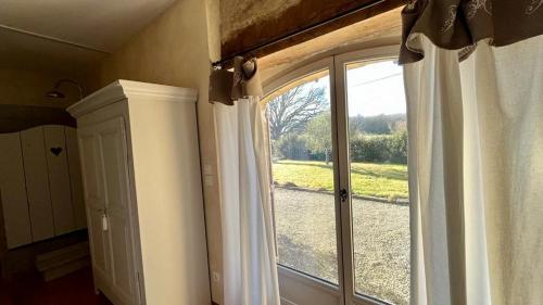 a window in a room with a view of a yard at TENDANCE CAMPAGNE Chambre d'hôtes in Marillac