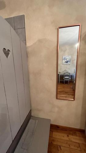 a room with a mirror and a table and a chair at TENDANCE CAMPAGNE Chambre d'hôtes in Marillac