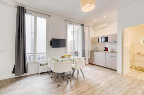 une cuisine et une salle à manger avec une table et des chaises dans l'établissement New & Design 1bd Flat in the Heart of le Marais, à Paris
