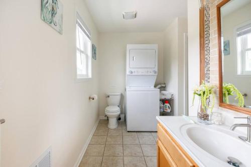 een badkamer met een witte koelkast en een wastafel bij Private Open Studio with Free Parking, Just 5 Minutes from Downtown in Indianapolis