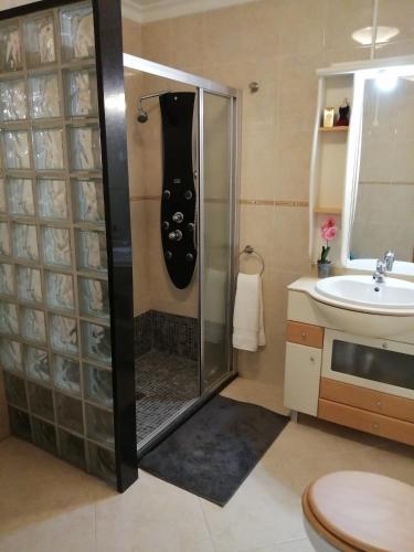 a bathroom with a shower and a sink at Apartamento de 2 Quartos no Centro de Monte Gordo in Monte Gordo