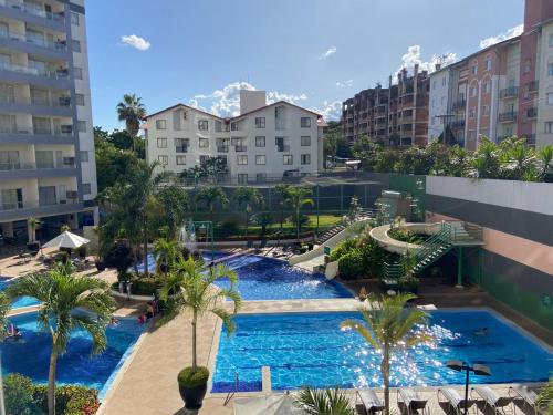 熱河市的住宿－里約熱內盧公寓式酒店，城市游泳池的顶部景观