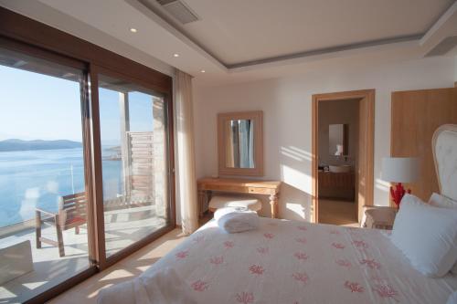 Posteľ alebo postele v izbe v ubytovaní Villa Dimitra by Elounda Island View Villas
