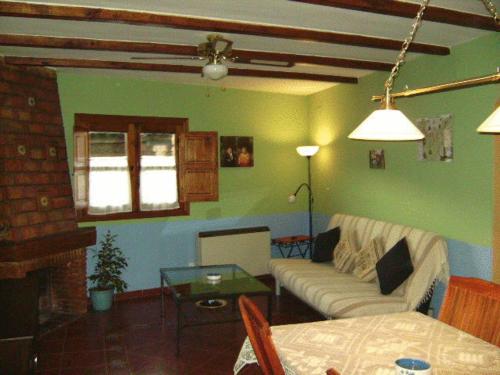 a living room with a couch and a table at Casa Rural Valle del Arrago in Robledillo de Gata