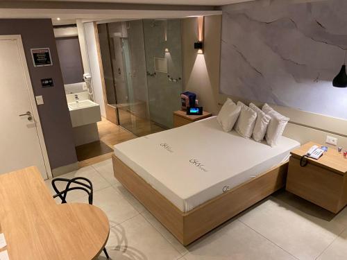 Un pat sau paturi într-o cameră la Sky Motel Itaqua
