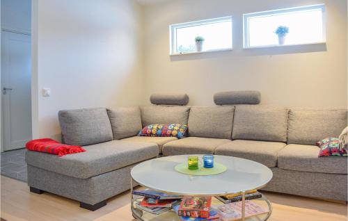 sala de estar con sofá y mesa en Amazing Home In Kpingsvik With Wifi, en Köpingsvik
