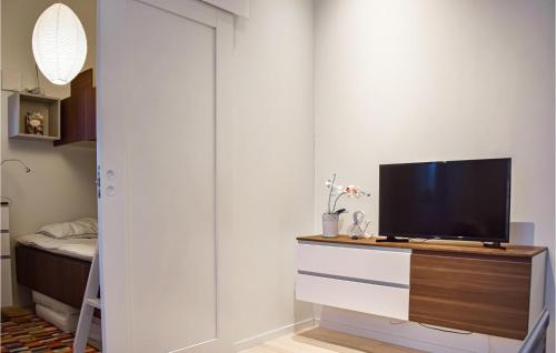 una sala de estar con TV en un tocador en Amazing Home In Kpingsvik With Wifi, en Köpingsvik
