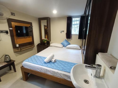 Postel nebo postele na pokoji v ubytování Bhavan Resorts