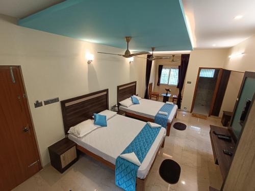 Postel nebo postele na pokoji v ubytování Bhavan Resorts