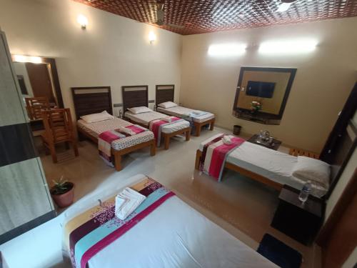 Postel nebo postele na pokoji v ubytování Bhavan Resorts