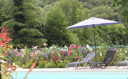Taman di luar La Bastide du Roy