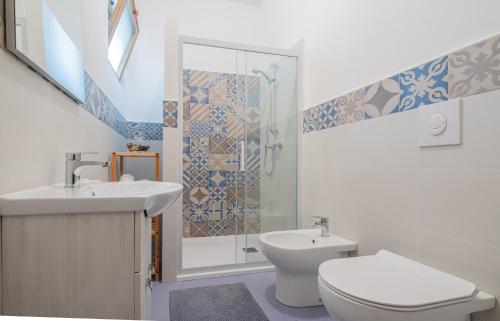 Un baño con inodoro, lavabo y ducha. en Apartment Mikao - Torre Pali, en Torre Pali